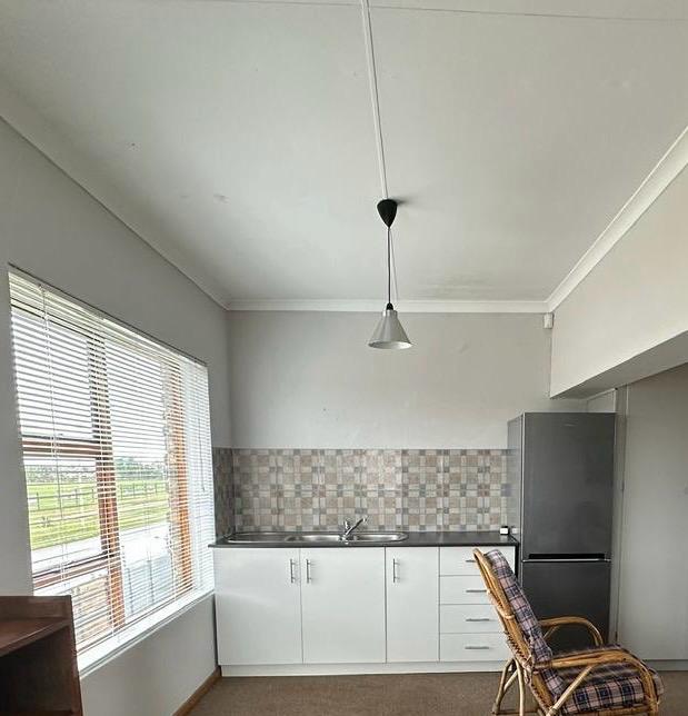 To Let  Bedroom Property for Rent in Wavecrest Eastern Cape